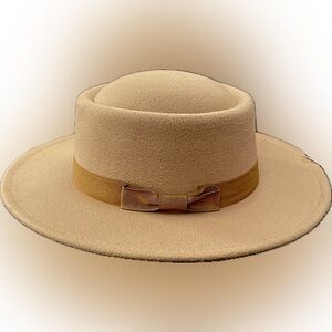 Tan felt mid rim hat